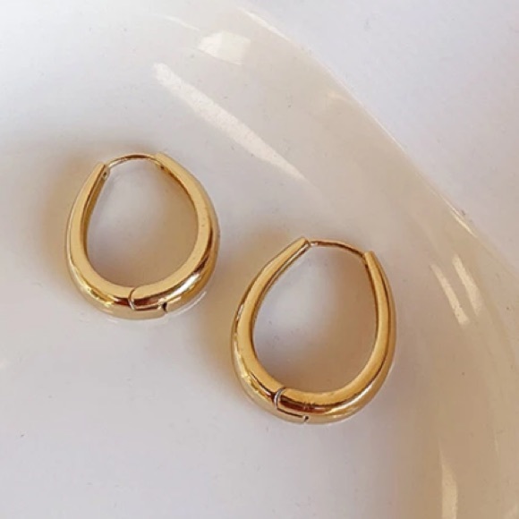 Oval hoop earrings - Picture 3 of 5